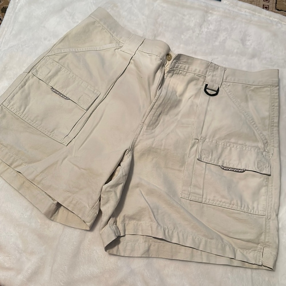 Men’s Columbia PFG cargo cotton shorts. Size XL. Cream. 7” inseam.
